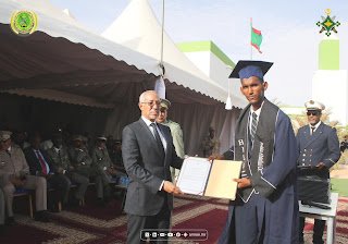 وزير الدفاع يشرف على تخريج دفع من المعهد العالي للإنجليزية