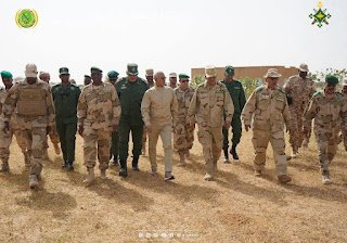 وزير الدفاع يحث الجنود على الحدود بالتحلي باليقظة