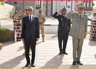 وزير الدفاع وقائد الأركان يوشحان ضباط في الذكرى ال65 للإستقلال