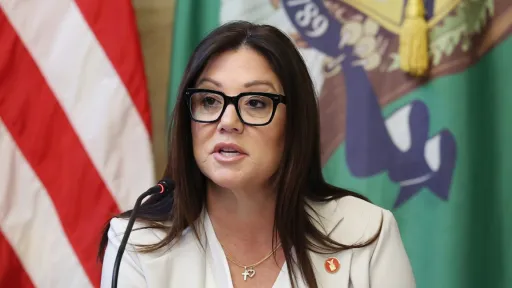 استقالة وزيرة العمل الأمريكية لوري تشافيز ديريمر