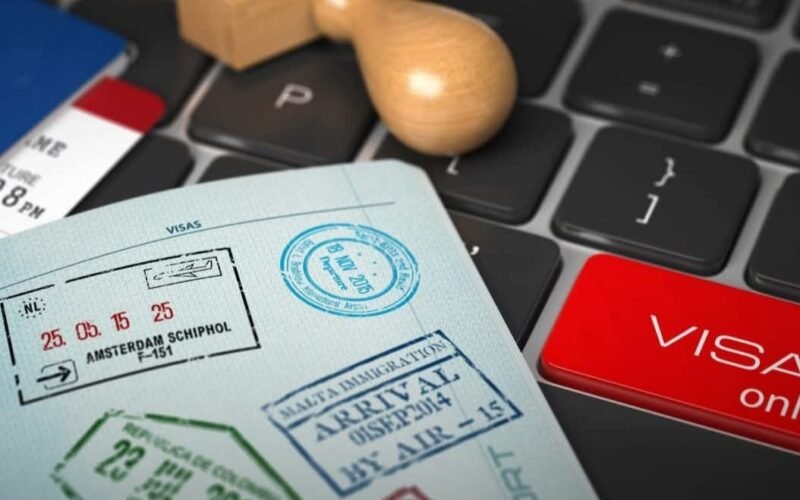 ليبيا تعلّق التأشيرات الفورية عبر المطارات