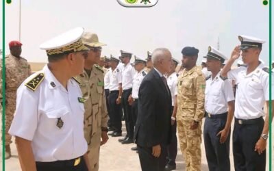 وزير الدفاع يتفقد قيادة البحرية الوطنية ويشيد بجاهزيتها