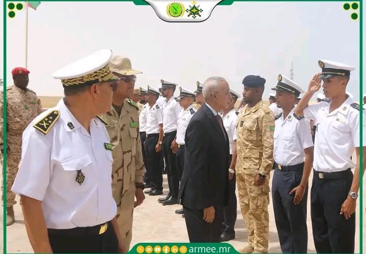 وزير الدفاع يتفقد قيادة البحرية الوطنية ويشيد بجاهزيتها